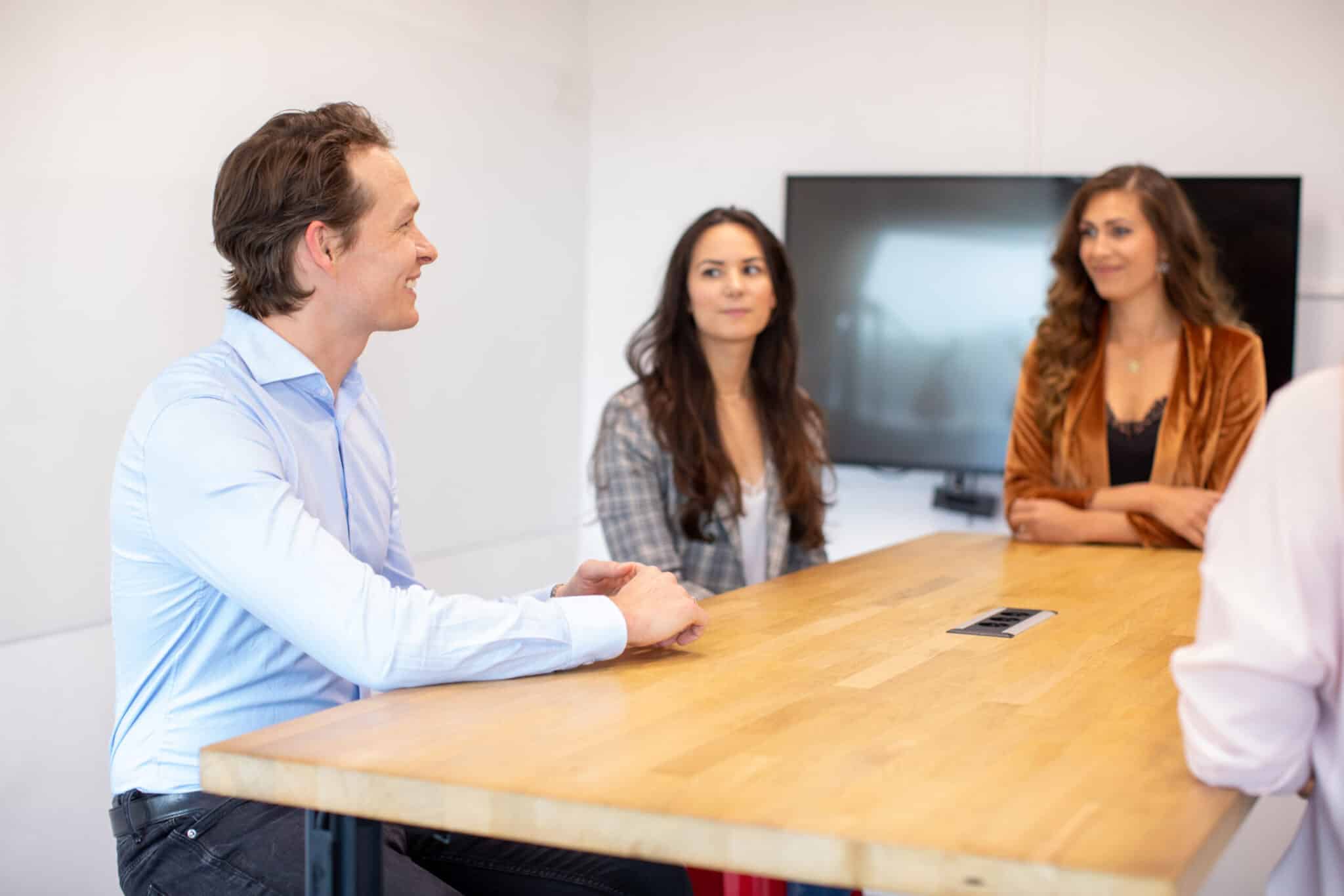 Bespreking Scherp Online